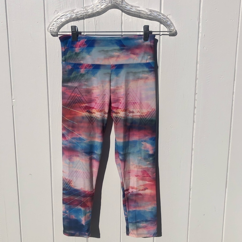 Onzie Truth Pink and Blue Clouds Geometrical accent Capri Leggings - Picture 2 of 6